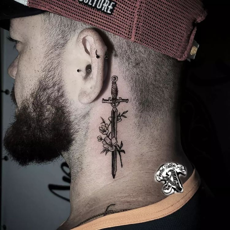 tatuagem pescoço nuca