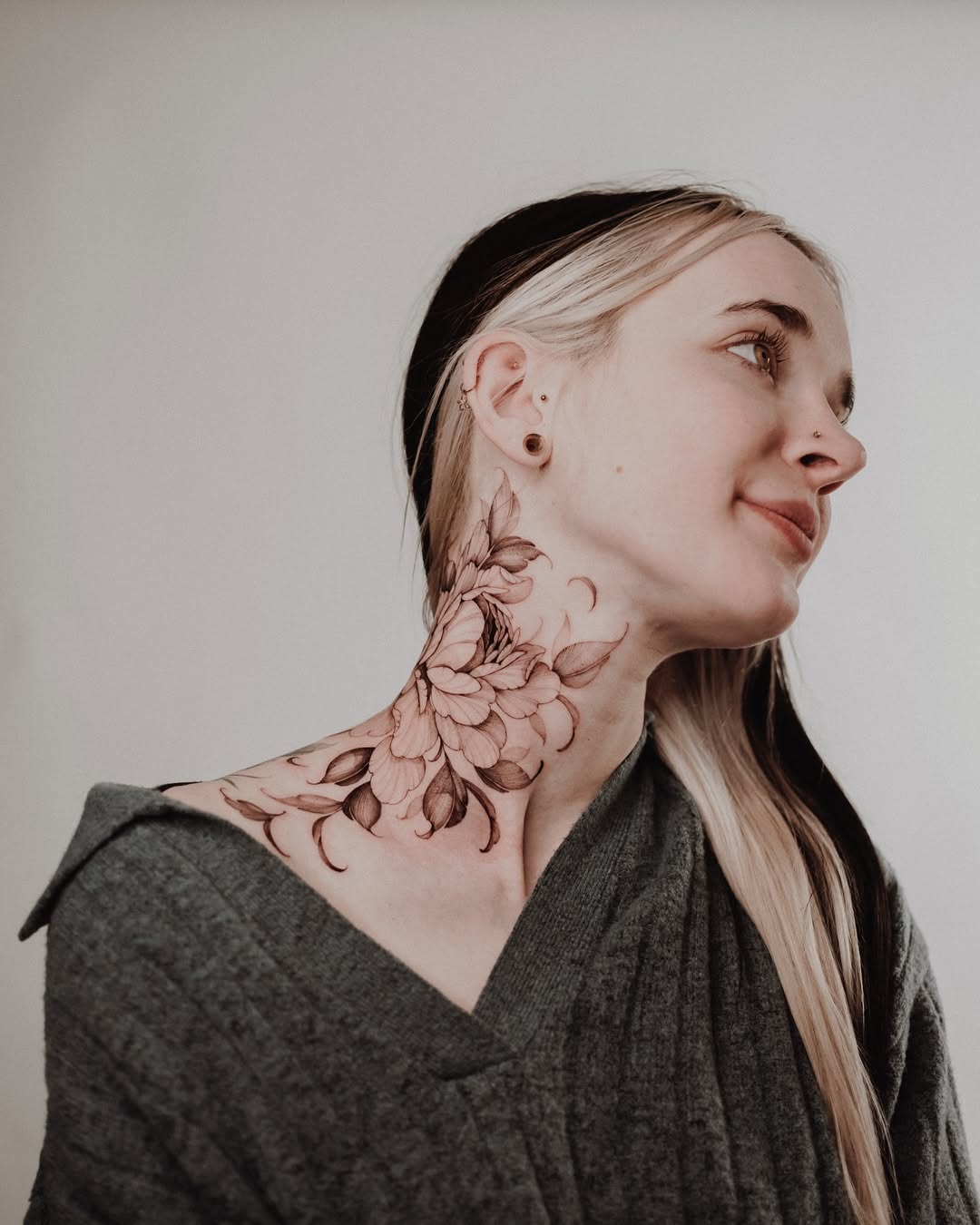 tatuagem pescoço garganta