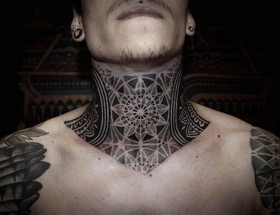 tatuagem pescoço 777