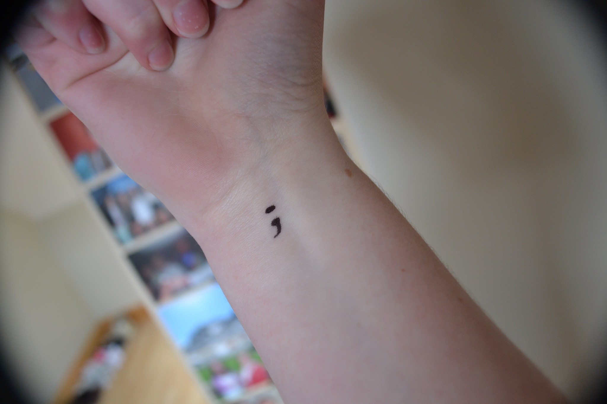 tatuagem ponto e virgula ou borboleta significado