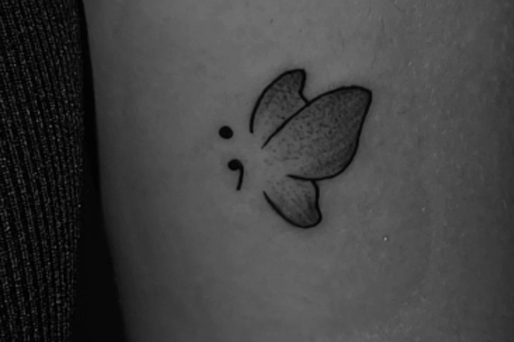 como combinar tatuagem ponto e virgula e borboleta