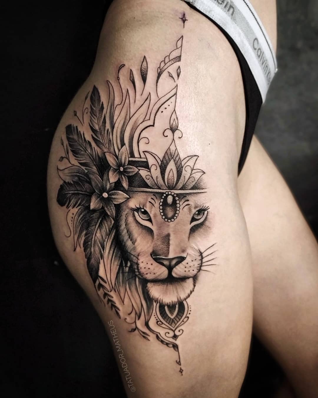 tatuagem quadril e coxa