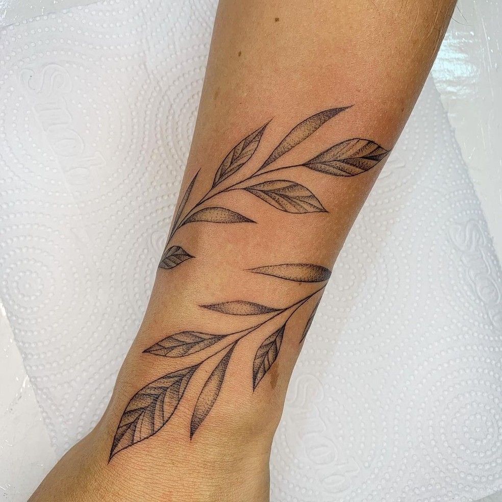 tatuagem resiliencia fine line pulso feminina