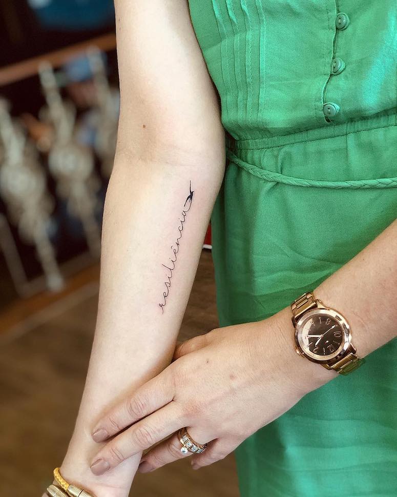 erros comuns ao fazer tatuagem resiliência fine line pulso
