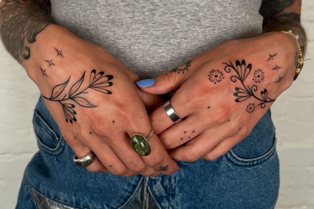 tatuagem resiliência fine line escrita cursiva pulso