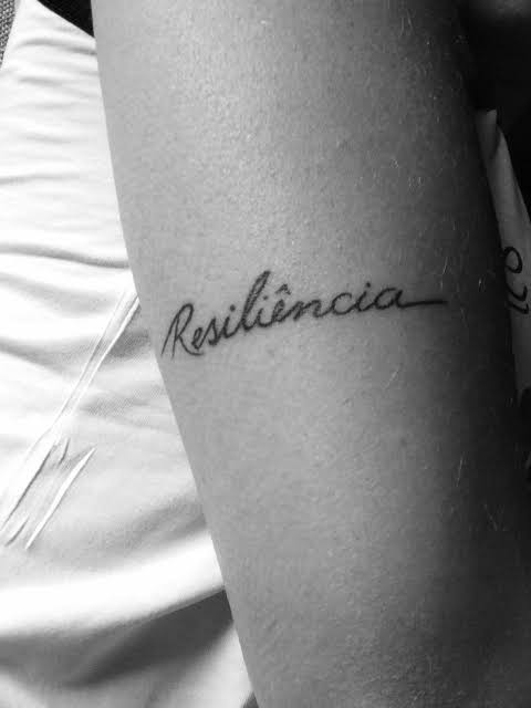 tatuagem resiliencia fine line pulso feminina