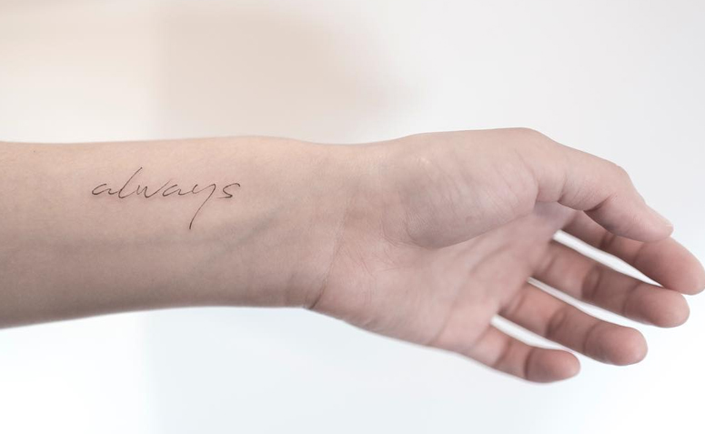 tatuagem resiliência fine line vs tradicional pulso