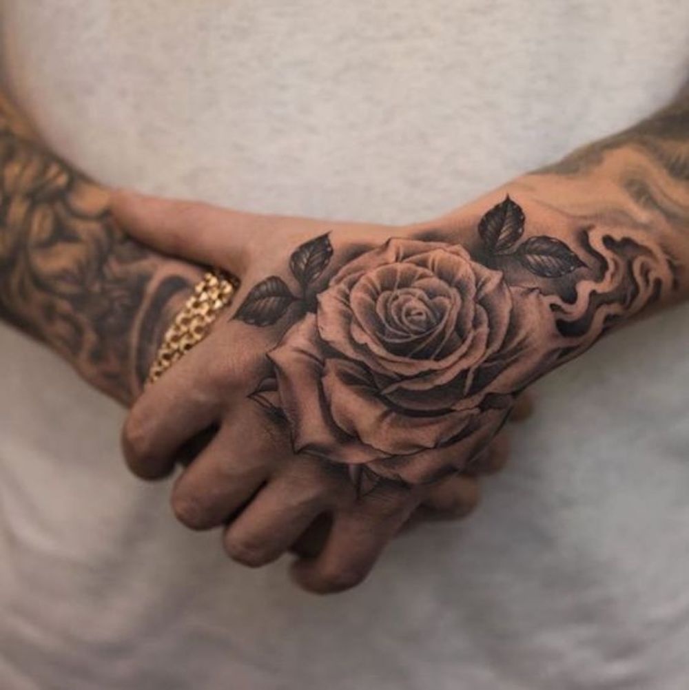 5 ideias de títulos:
1. Tatuagem de Rosa na Mão Masculina: Guia Completo de Significados e Estilos
2. Os 4 Estilos de Tatuagem de Rosa na Mão que Você Precisa Conhecer
3. Tatuagem de Rosa Masculina: Simbolismo