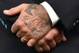 5 ideias de títulos:
1. Tatuagem de Rosa na Mão Masculina: Guia Completo de Significados e Estilos
2. Os 4 Estilos de Tatuagem de Rosa na Mão que Você Precisa Conhecer
3. Tatuagem de Rosa Masculina: Simbolismo