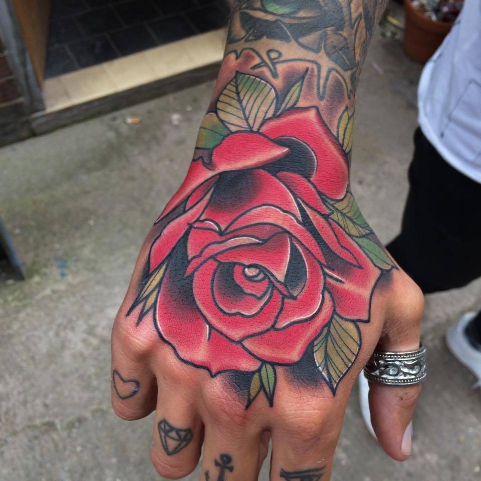 Tatuagem Rosa Na Mão Masculina