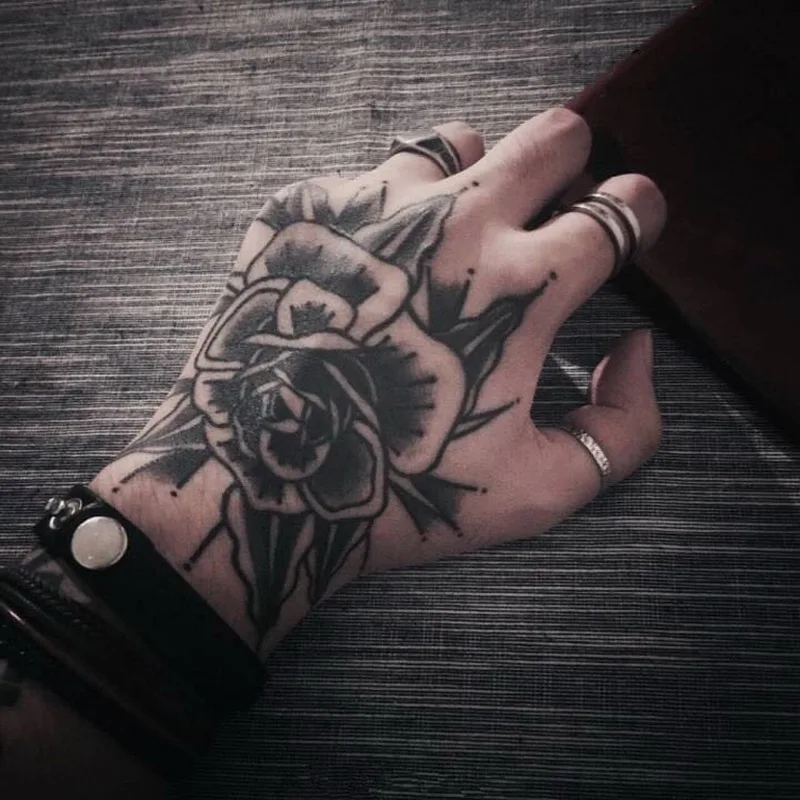 Cuidados e Inspirações
4. Realismo vs. Blackwork: Qual Estilo de Rosa na Mão é Ideal para Você?
5. Tatuagem de Rosa na Mão: Dor