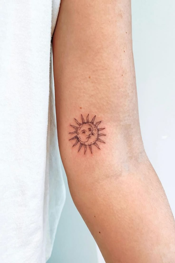 ideias tatuagem sol e lua delicada para amigas