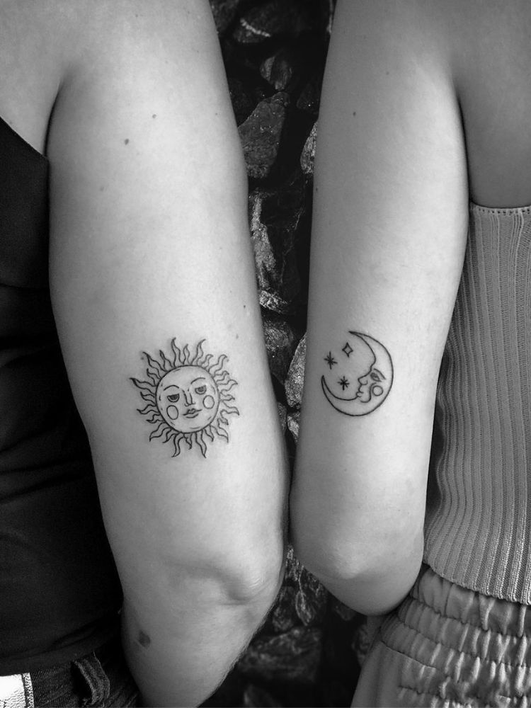 tatuagem sol e lua feminina minimalista no pulso