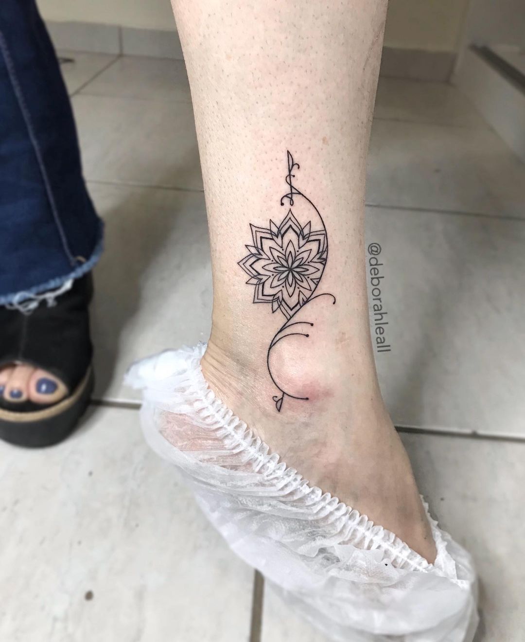 tatuagem tornozeleira feminina delicada ideias e fotos