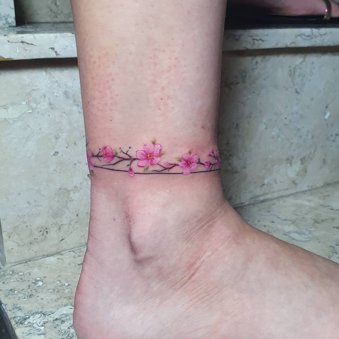 tatuagem tornozeleira feminina delicada significado