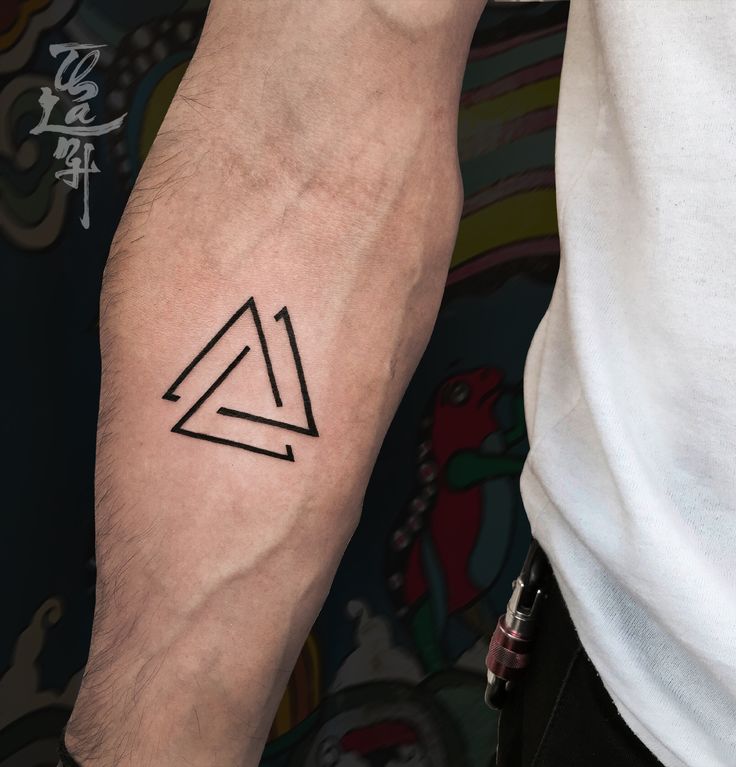 inspirações de tatuagem de triângulo para expressar individualidade
