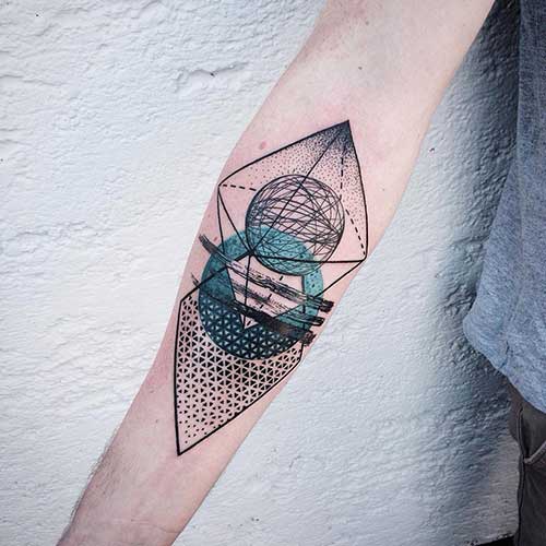 quanto custa uma tatuagem de triângulo profissional