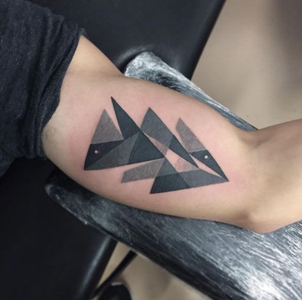 tatuagem de triângulo vs. outras formas geométricas: qual escolher?