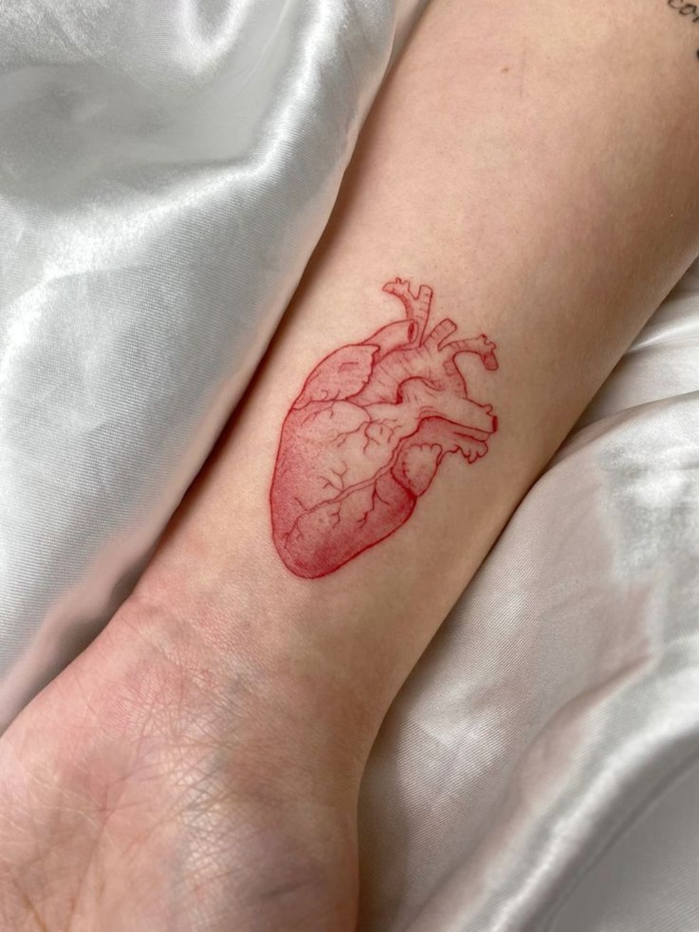 tatuagem vermelha inchaço