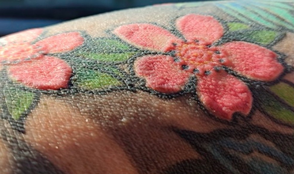 tatuagem vermelha riscos