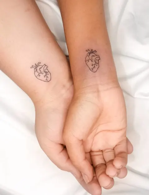 cuidados tatuagem casal dedos
