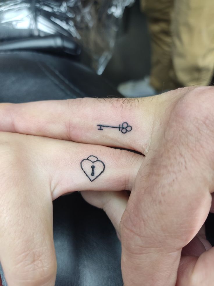 tatuagem casal pulso fina