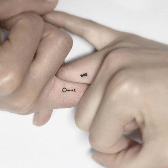 tatuagem casal tornozelo delicada