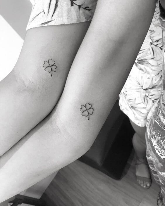 tatuagem casal atrás da orelha