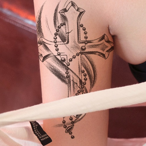tatuagem de cruz nas costas