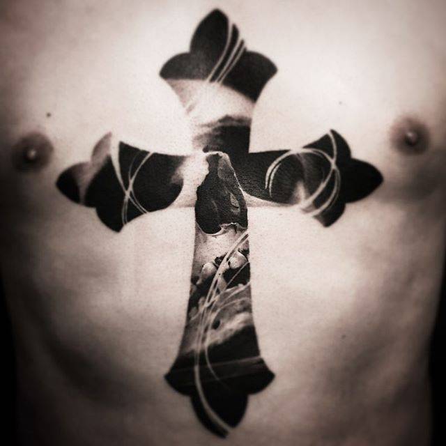 tatuagem de cruz com espinhos