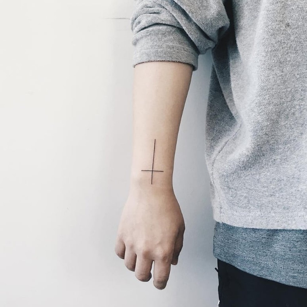 tatuagem de cruz geométrica