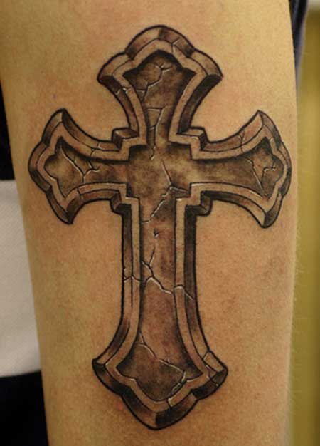 tatuagem de cruz com nome