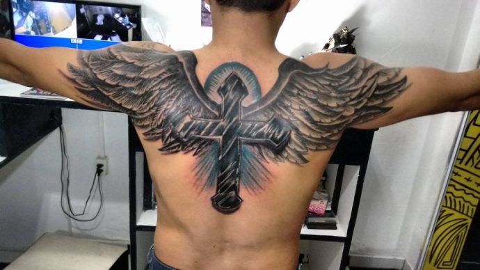 tatuagem religiosa costas masculina