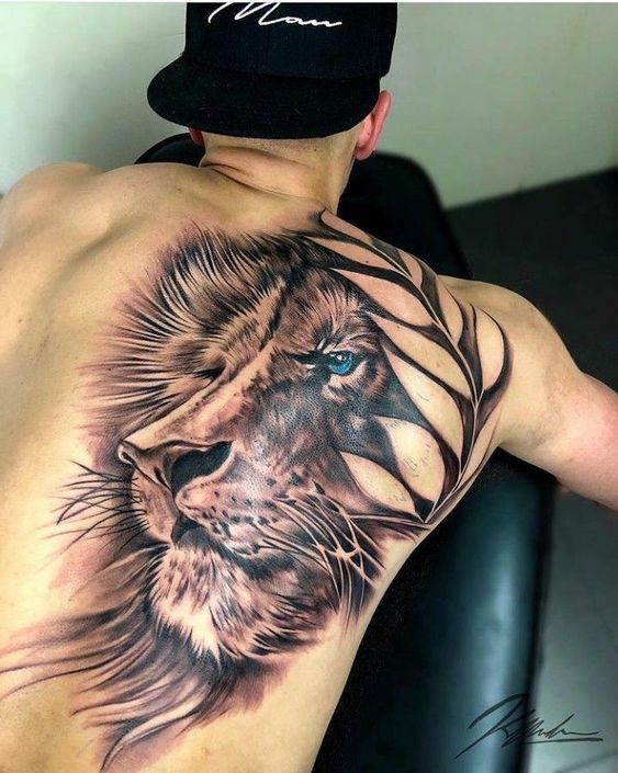 tatuagem realista costas masculina