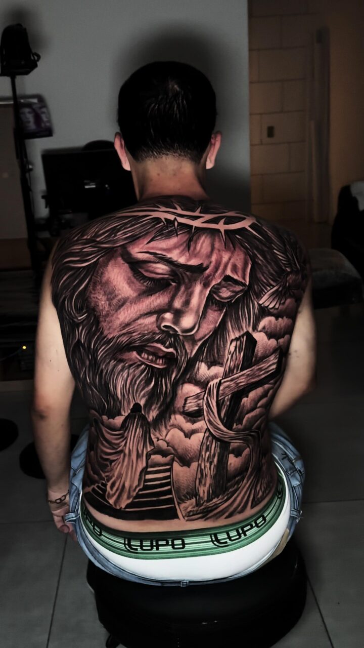 tatuagem preto e cinza costas masculina