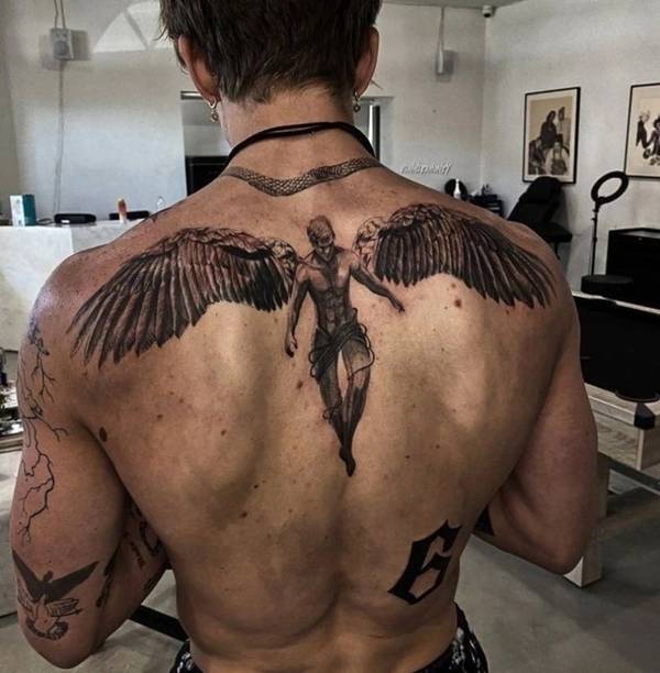 tatuagem colorida costas masculina