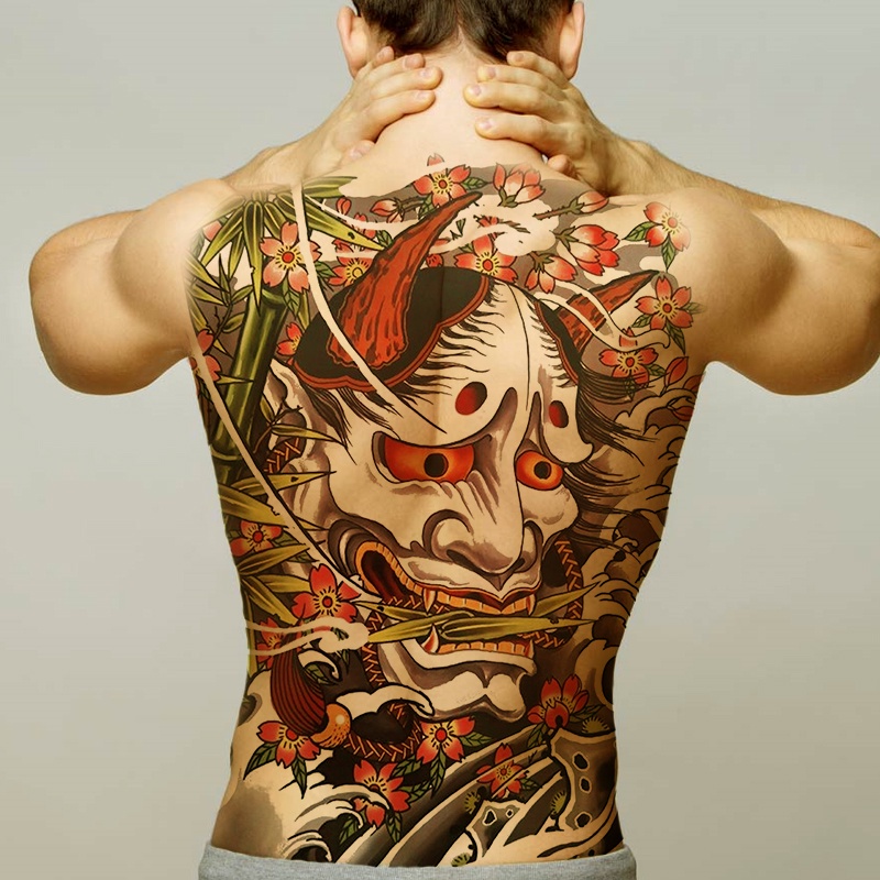 tatuagem de frase nas costas masculina