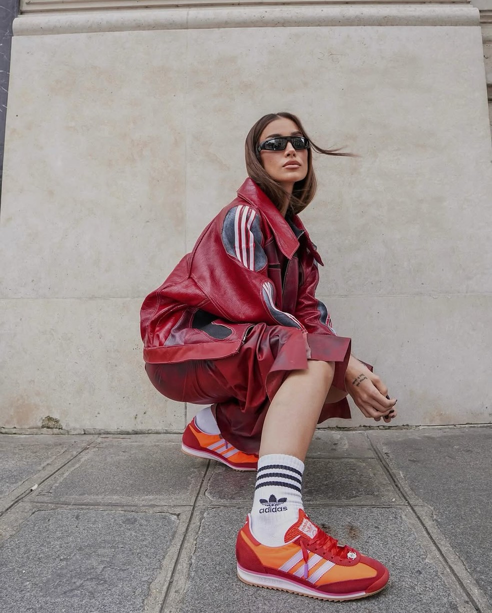Como usar tênis Adidas vermelho