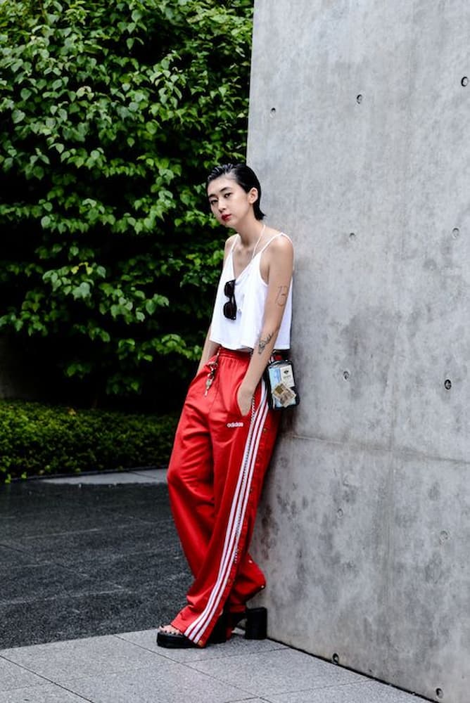 Tênis vermelho feminino com cores neutras