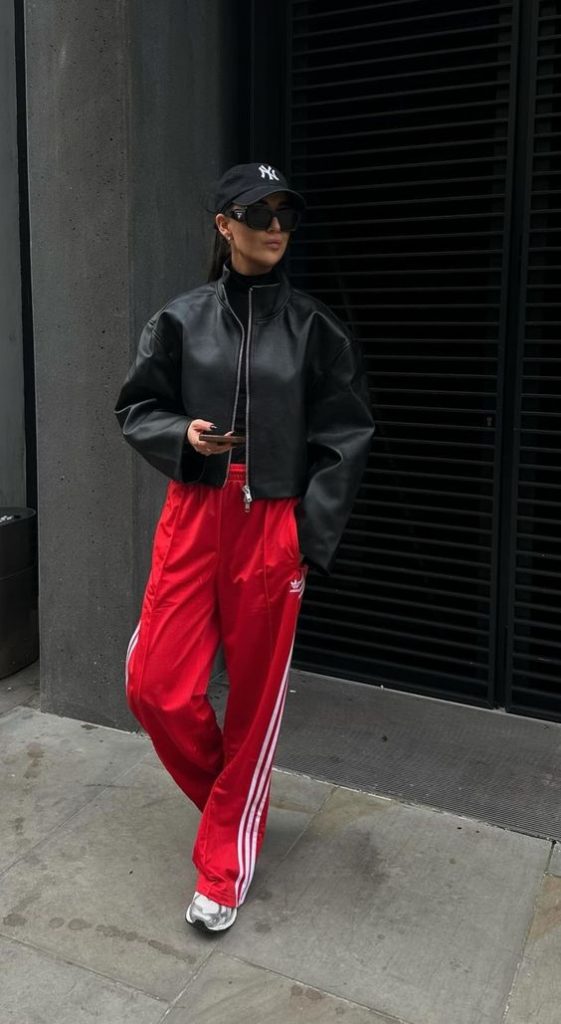 Tênis vermelho feminino com saia midi