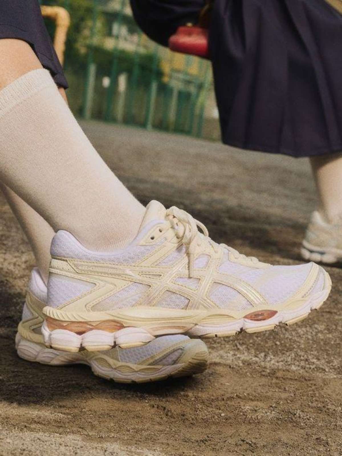 ASICS feminino para looks com calça cargo