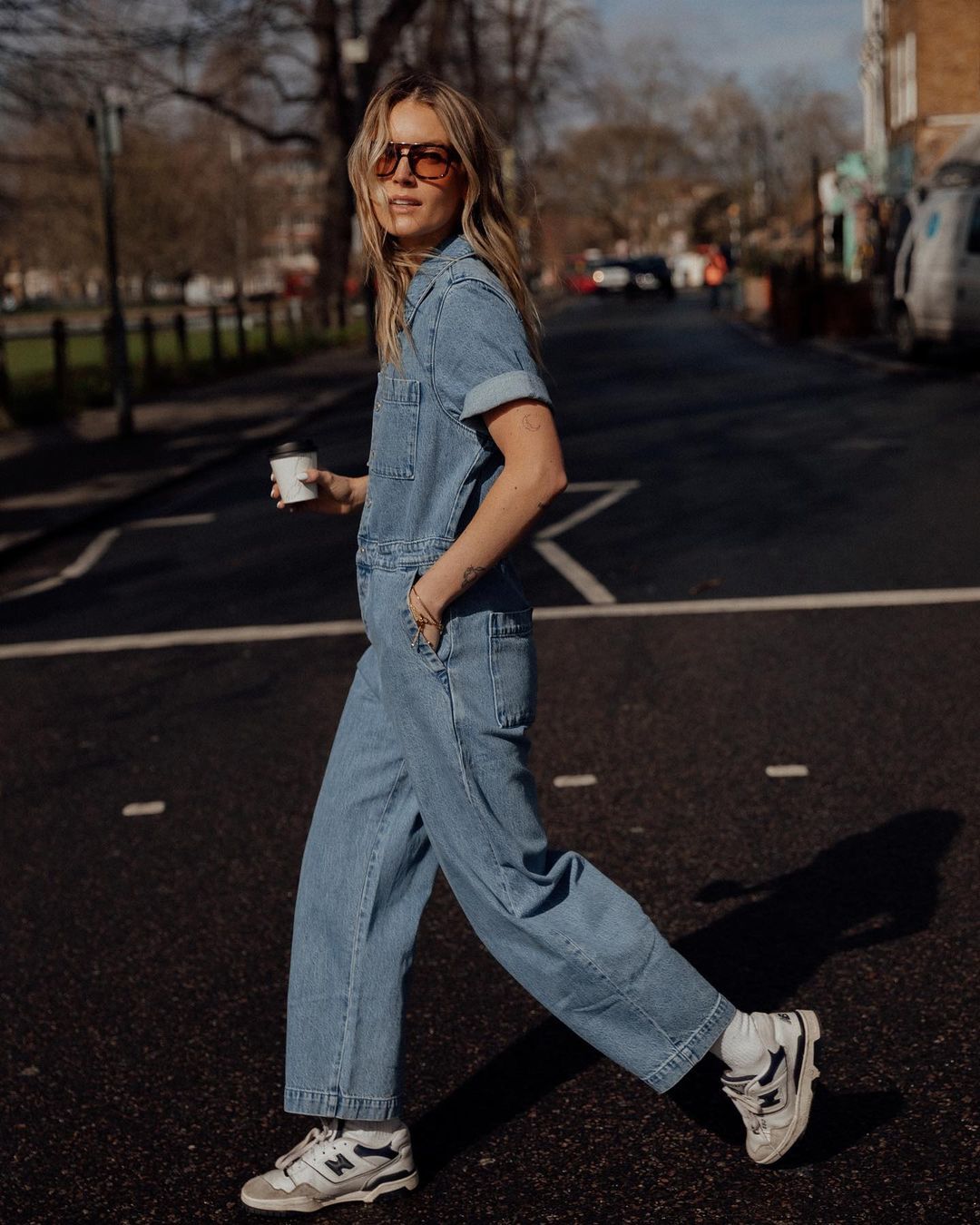 combinações com tênis de lona e jeans