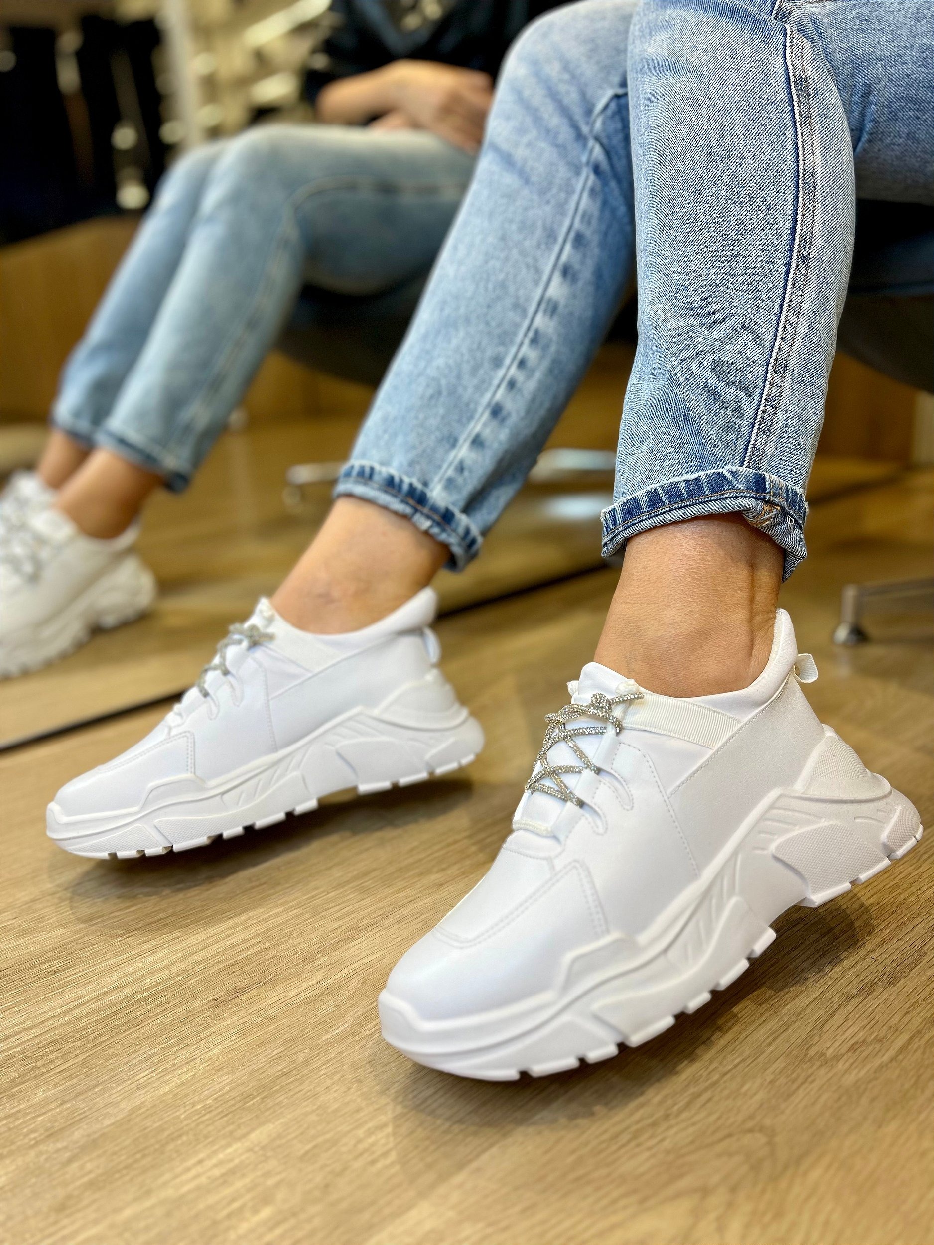 Como usar tênis branco no trabalho: dicas de looks