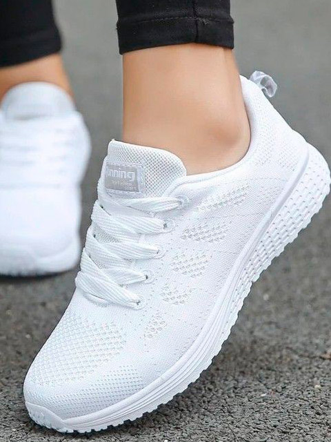 Tênis branco vs. tênis colorido: qual escolher?