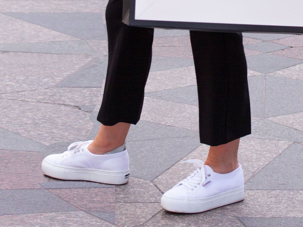 Tênis branco: a peça curinga que combina com tudo