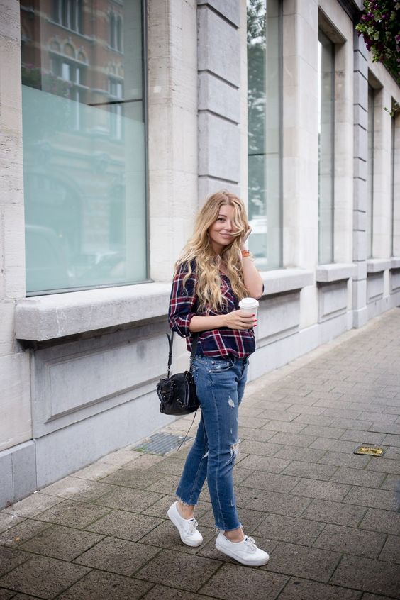 tênis jeans com calça mom jeans
