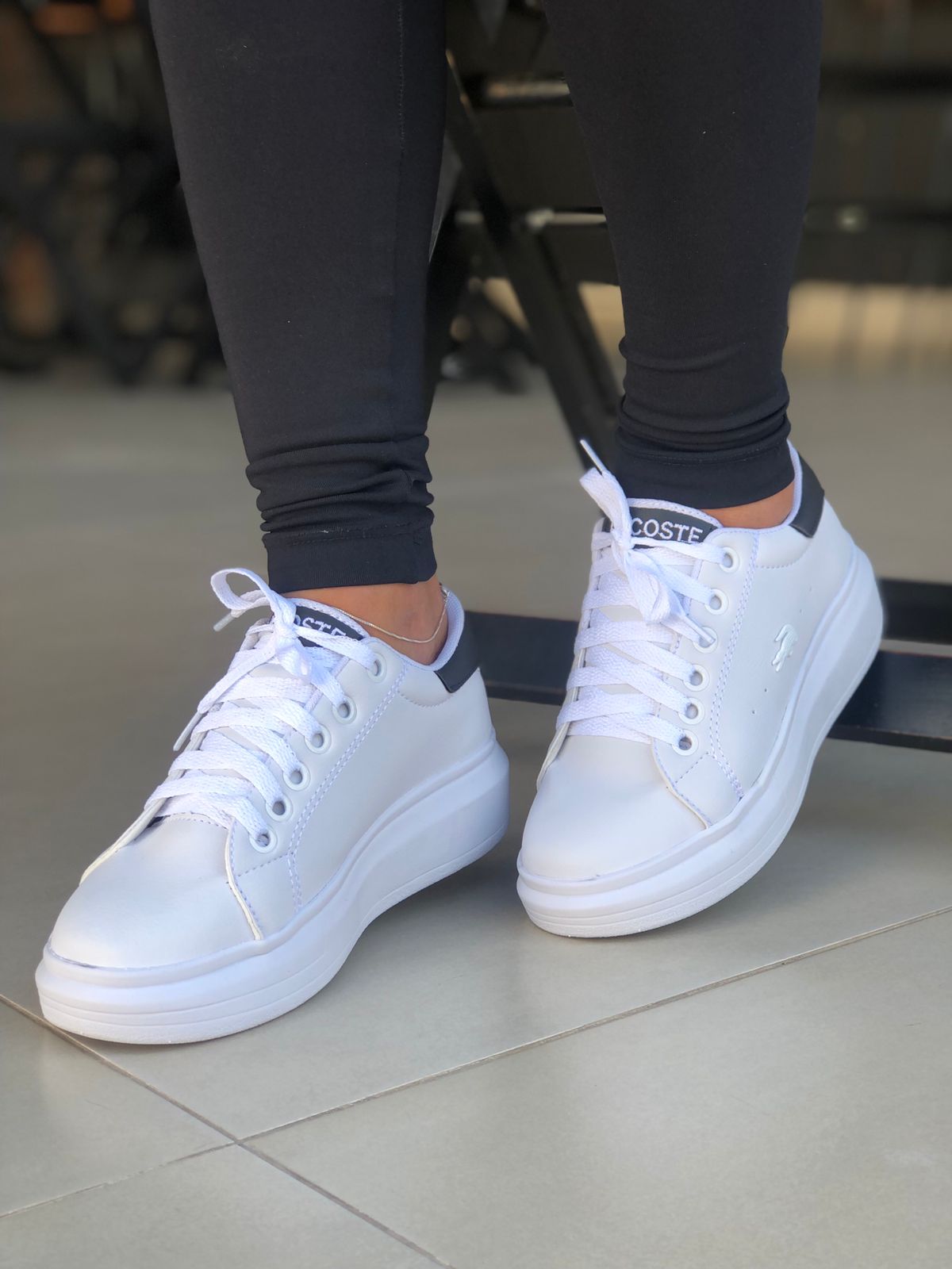 Tênis Lacoste feminino de couro