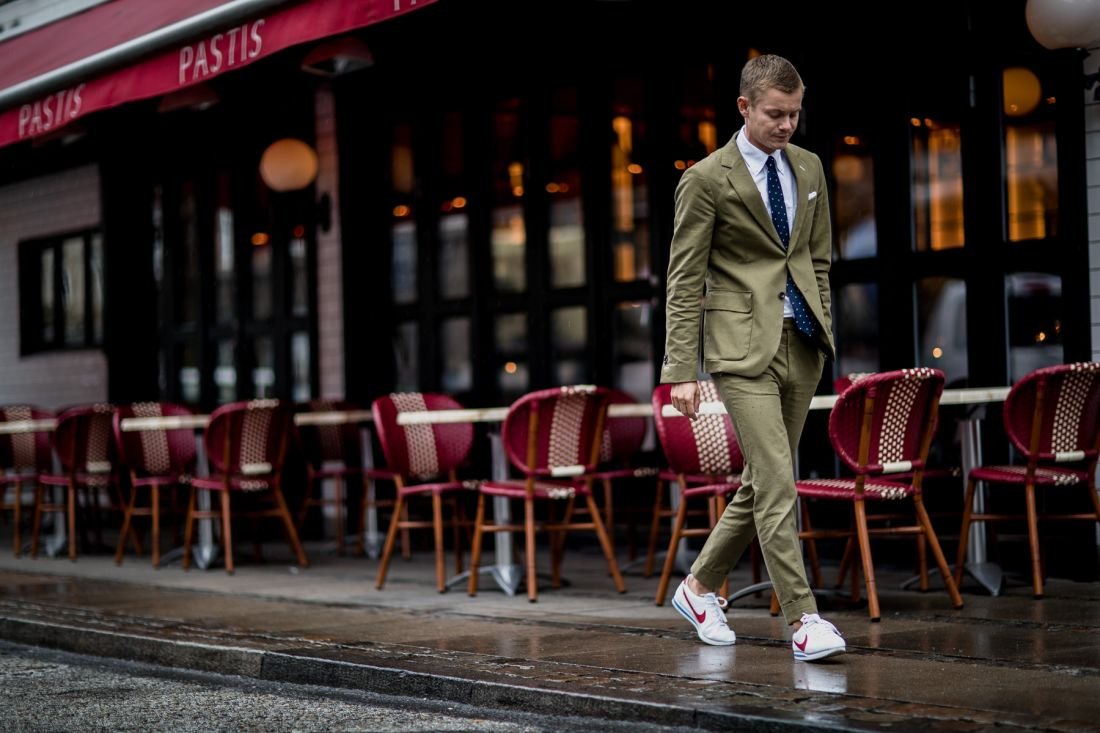 business casual com tênis nike