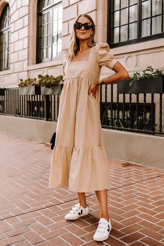 vestido com tênis estiloso