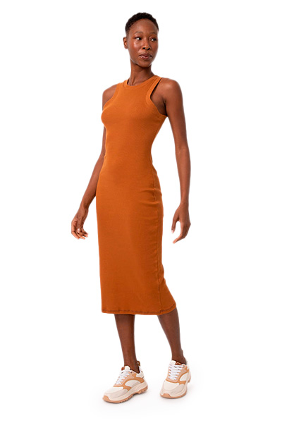 vestido preto com tênis